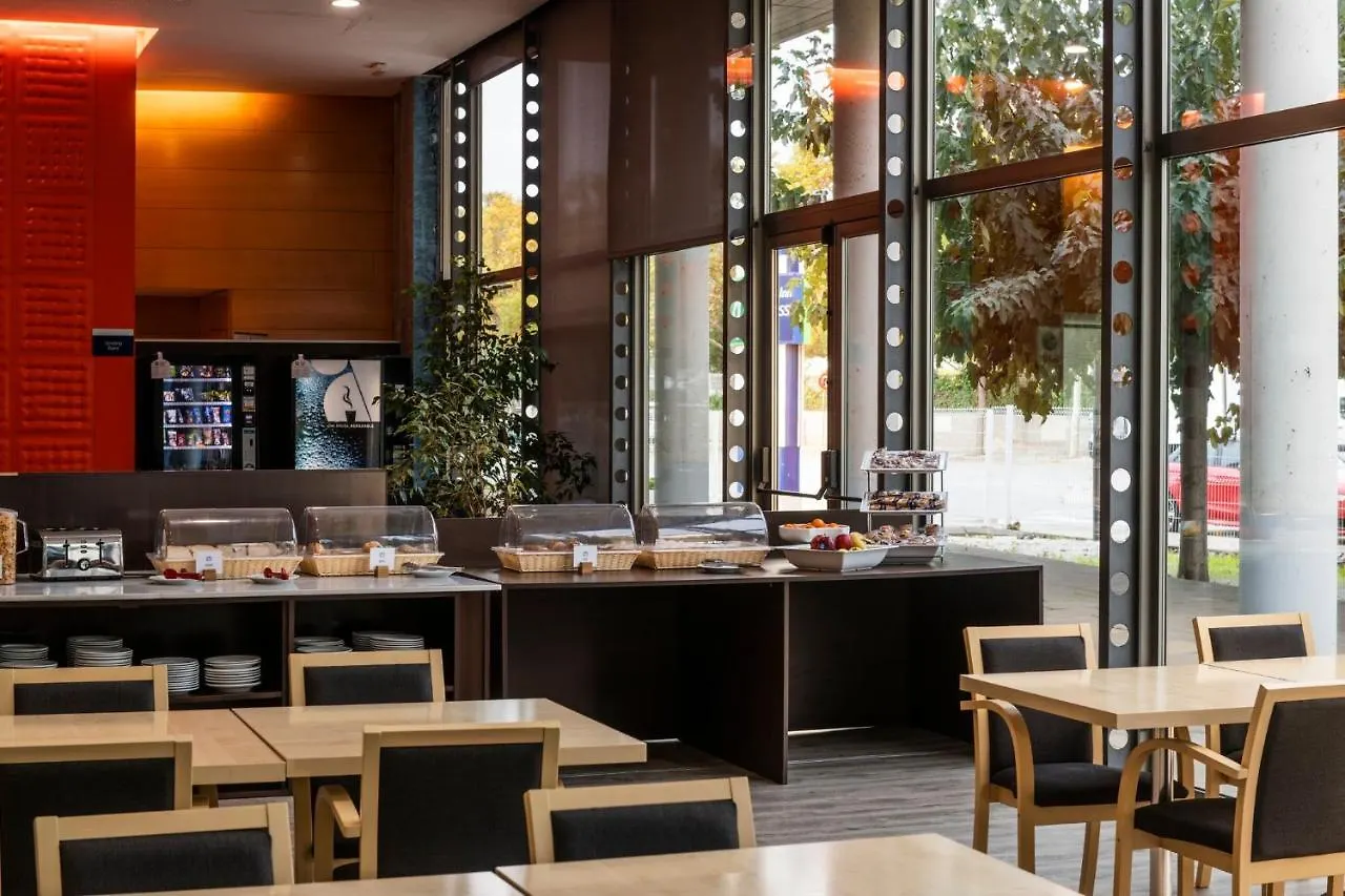 Holiday Inn Express Molins De Rei By Ihg 3*,